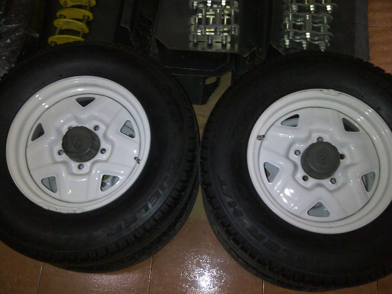 Aneka velg & Ban  Garasi Aksesoris Jimny